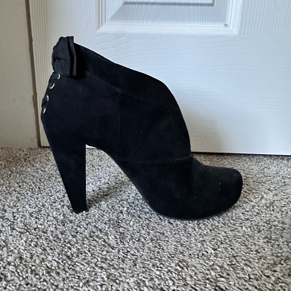 Elegant Black Women's Ankle Boots G by Guess size 8